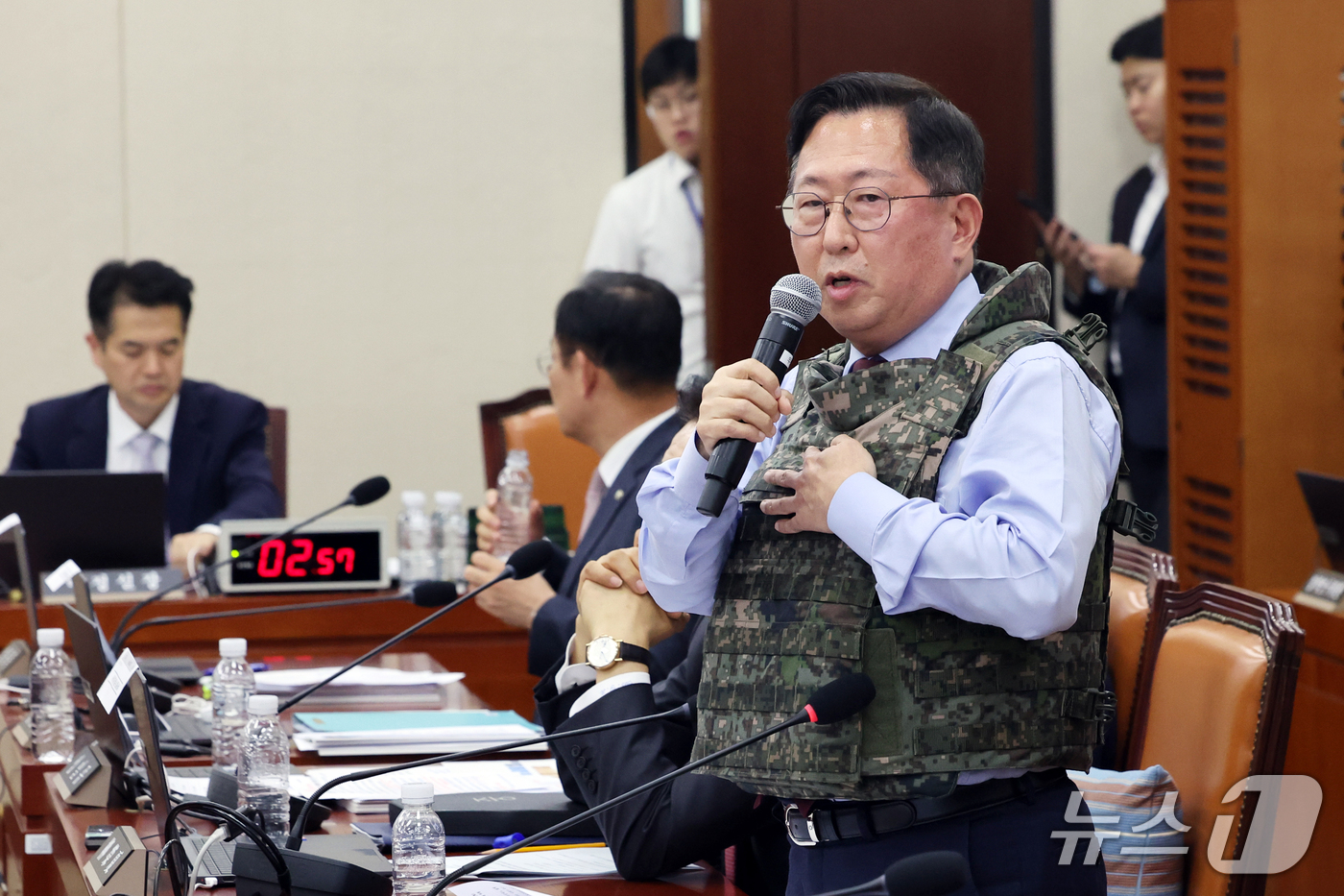 (서울=뉴스1) 황기선 기자 = 유용원 국민의힘 의원이 13일 서울 여의도 국회 국방위원회에서 열린 방위사업청 등에 대한 국정감사에서 방탄복을 입고 질의를 하고 있다.  2026. …