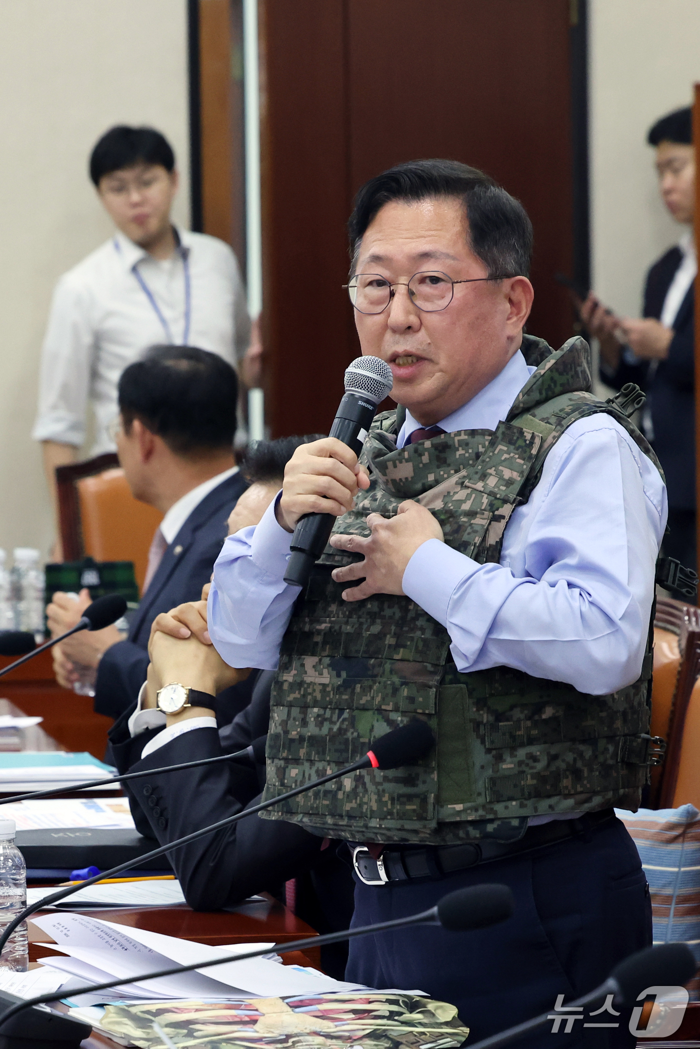 (서울=뉴스1) 황기선 기자 = 유용원 국민의힘 의원이 13일 서울 여의도 국회 국방위원회에서 열린 방위사업청 등에 대한 국정감사에서 방탄복을 입고 질의를 하고 있다.  2026. …
