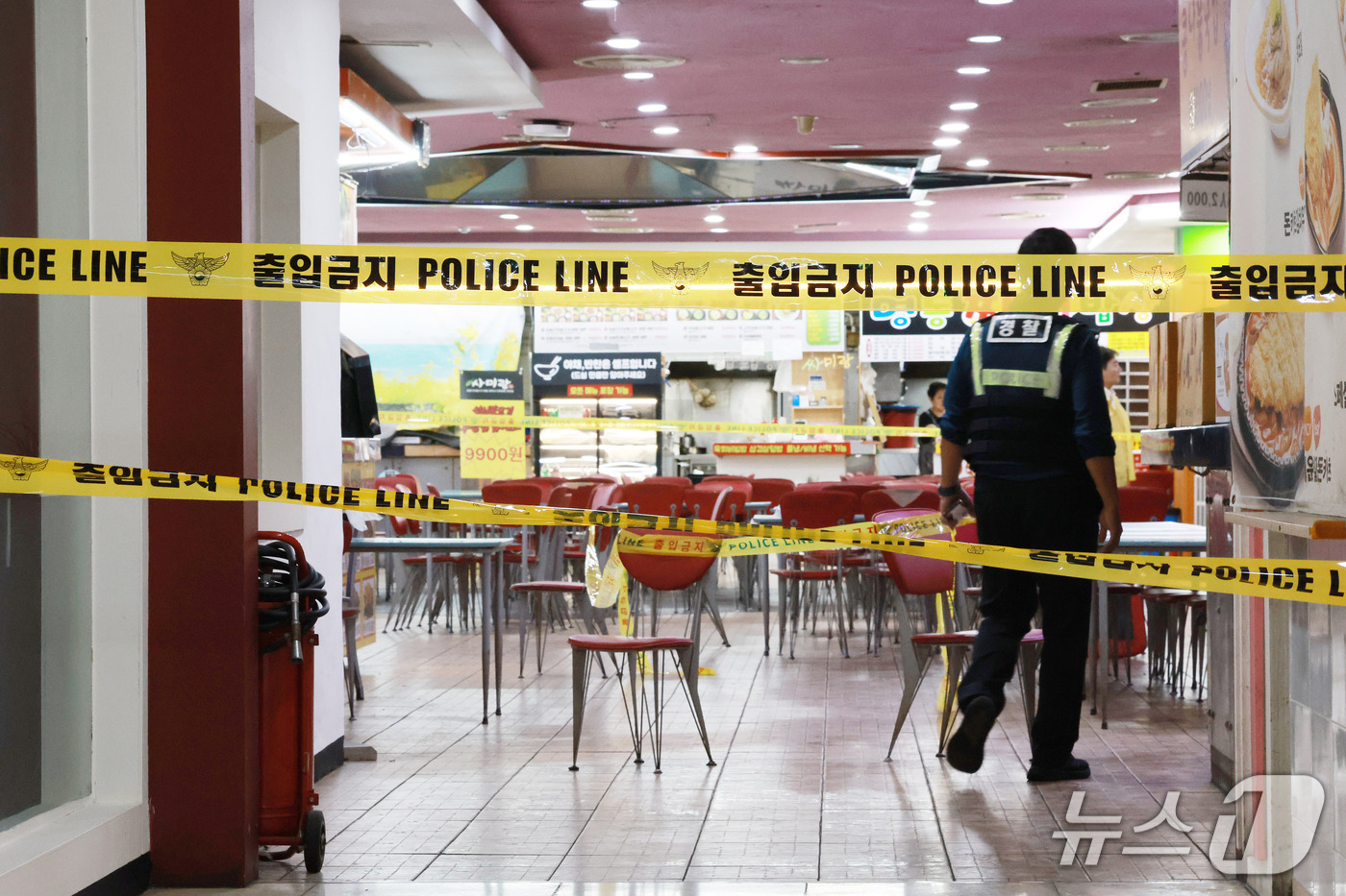 (인천=뉴스1) 이호윤 기자 = 13일 인천 남동구 홈플러스 푸드코트에서 흉기 난동 사건이 발생했다. 경찰과 소방당국에 따르면 A씨가 휘두른 흉기에 1명이 심정지 상태에 빠지는 등 …