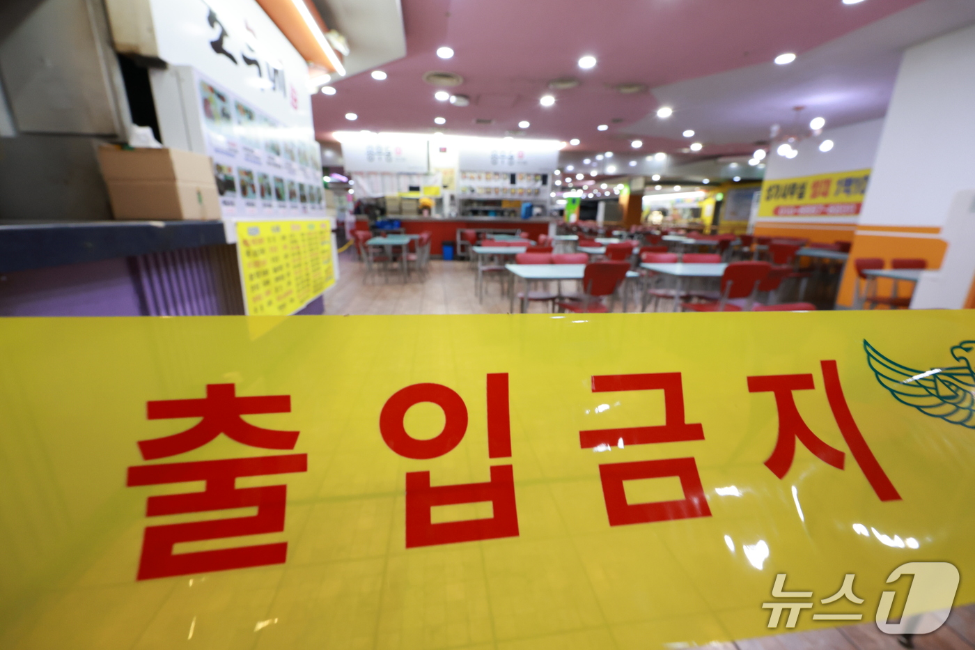 (인천=뉴스1) 이호윤 기자 = 13일 인천 남동구 홈플러스 푸드코트에서 흉기 난동 사건이 발생했다.경찰과 소방당국에 따르면 A씨가 휘두른 흉기에 1명이 심정지 상태에 빠지는 등 …
