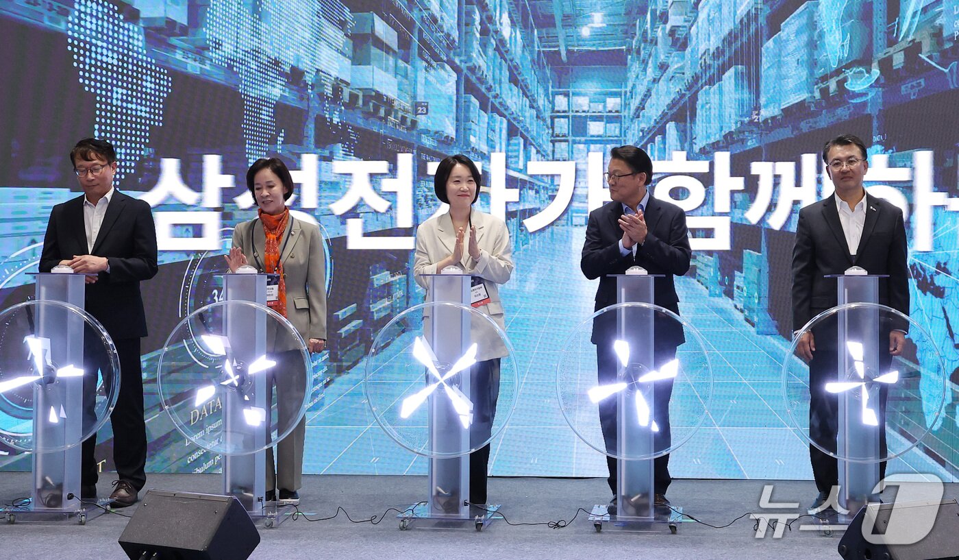 본문 이미지 - 이소영 중소벤처기업부 장관, 이인선 국민의힘 의원, 박승희 삼성전자 사장을 비롯한 참석자들이 13일 서울 강남구 코엑스에서 열린 2026 스마트비즈엑스포 개막식에서 세리머니를 하고 있다. 2026.10.13 ⓒ 뉴스1 김성진 기자