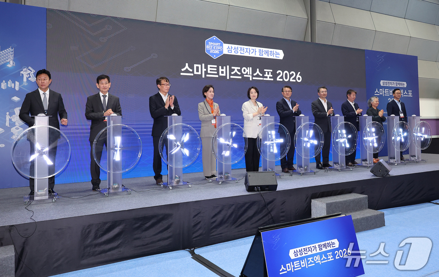 (서울=뉴스1) 김성진 기자 = 이소영 중소벤처기업부 장관, 이인선 국민의힘 의원, 박승희 삼성전자 사장을 비롯한 참석자들이 13일 서울 강남구 코엑스에서 열린 2026 스마트비즈 …