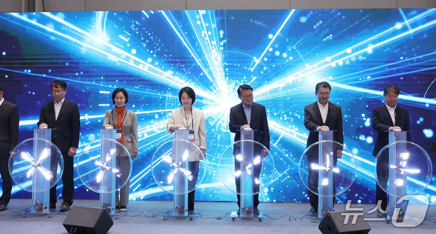 (서울=뉴스1) 김성진 기자 = 이소영 중소벤처기업부 장관, 이인선 국민의힘 의원, 박승희 삼성전자 사장을 비롯한 참석자들이 13일 서울 강남구 코엑스에서 열린 2026 스마트비즈 …