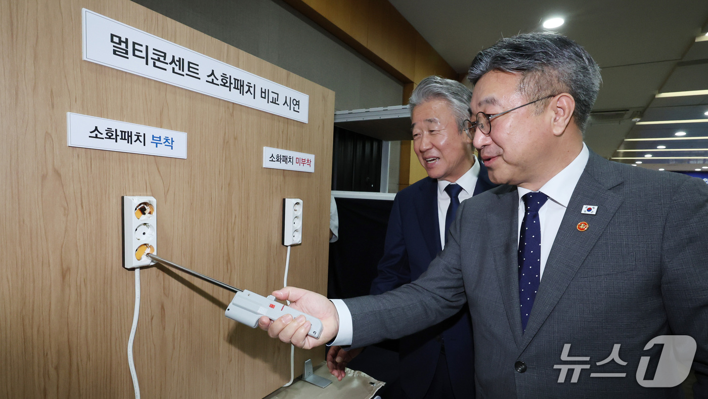 (서울=뉴스1) 박지혜 기자 = 윤호중 행정안전부 장관과 강호동 농협중앙회장이 13일 서울 서대문구 농협중앙회 중회의실에서 열린 '국민 화재안심 프로젝트' 업무협약식에서 협약서에 …
