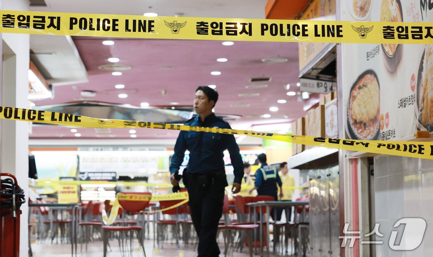 본문 이미지 - 13일 인천 남동구 홈플러스 푸드코트에서 흉기 난동 사건이 발생했다. 2026.10.13 ⓒ 뉴스1 이호윤 기자