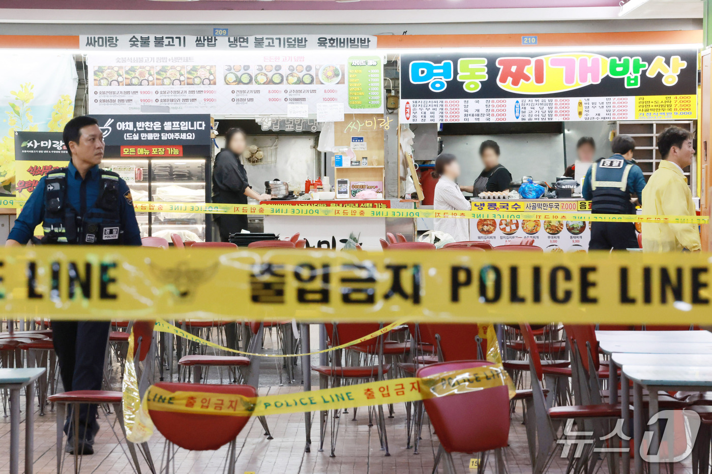 (인천=뉴스1) 이호윤 기자 = 13일 인천 남동구 홈플러스 푸드코트에서 흉기 난동 사건이 발생했다. 경찰과 소방당국에 따르면 A씨가 휘두른 흉기에 1명이 심정지 상태에 빠지는 등 …