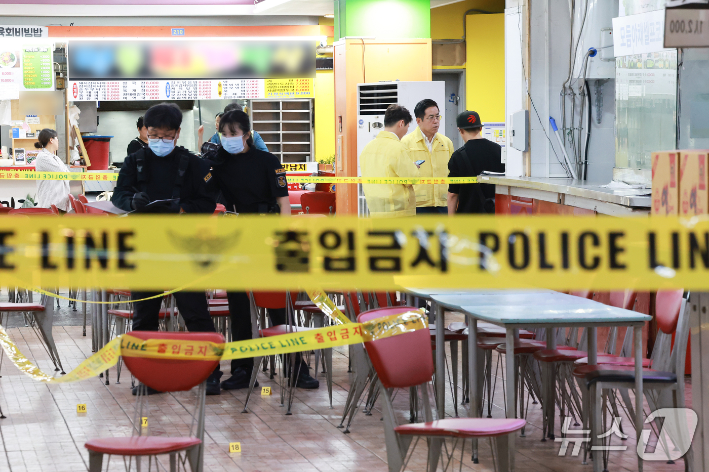 (인천=뉴스1) 이호윤 기자 = 13일 인천 남동구 홈플러스 푸드코트에서 흉기 난동 사건이 발생했다.경찰과 소방당국에 따르면 A씨가 휘두른 흉기에 1명이 심정지 상태에 빠지는 등 …