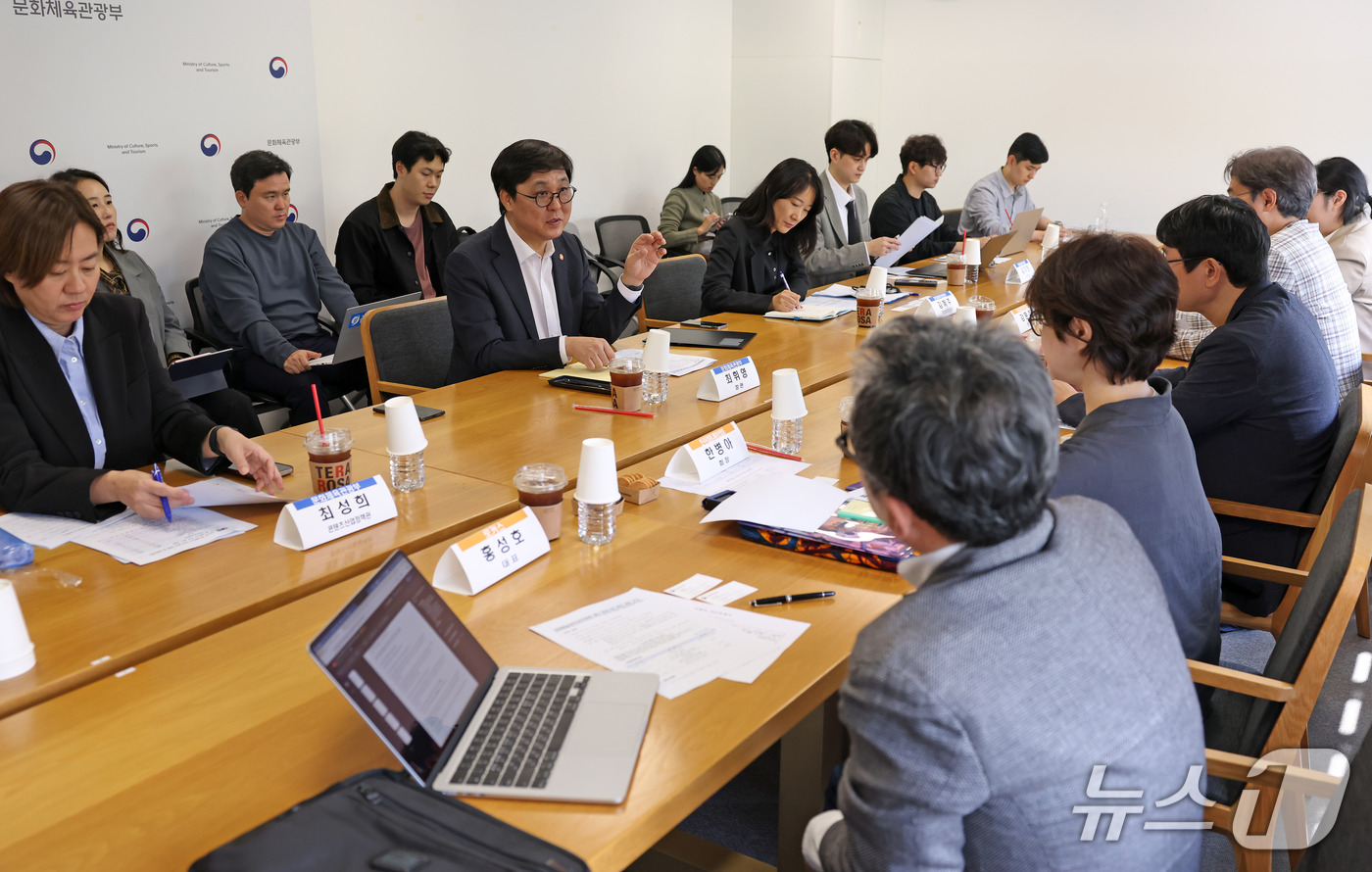 (서울=뉴스1) = 최휘영 문화체육관광부 장관이 13일 서울 종로구 국립현대미술관 서울관에서 열린 문화예술정책자문위원회 애니 분과 4차 회의를 주재하고 있다. (문화체육관광부 제공 …
