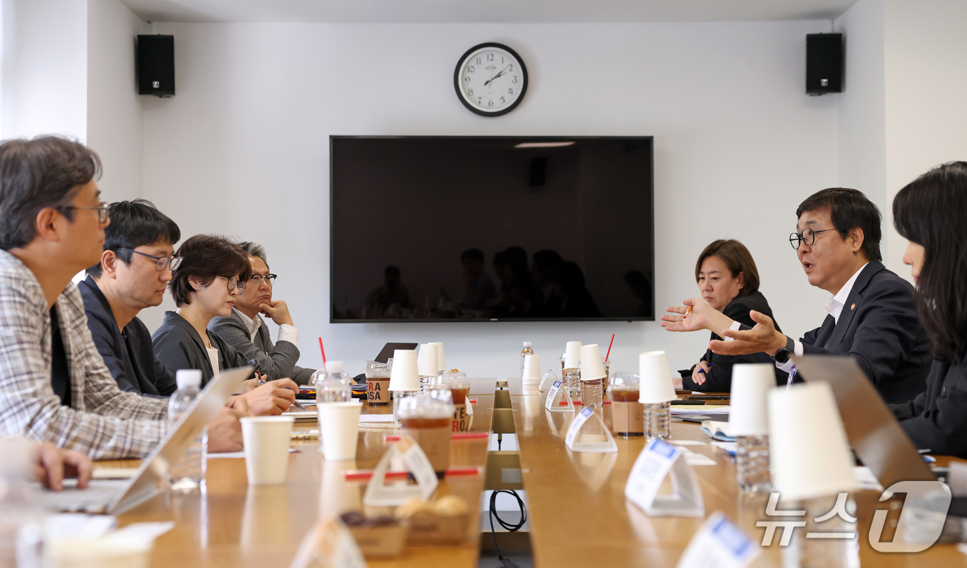 (서울=뉴스1) = 최휘영 문화체육관광부 장관이 13일 서울 종로구 국립현대미술관 서울관에서 열린 문화예술정책자문위원회 애니 분과 4차 회의를 주재하고 있다. (문화체육관광부 제공 …