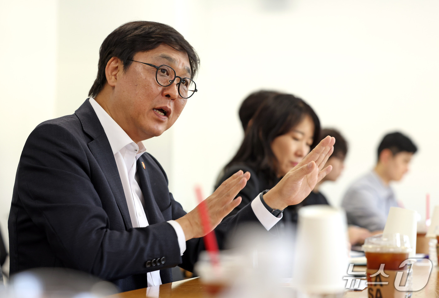 (서울=뉴스1) = 최휘영 문화체육관광부 장관이 13일 서울 종로구 국립현대미술관 서울관에서 열린 문화예술정책자문위원회 애니 분과 4차 회의를 주재하고 있다. (문화체육관광부 제공 …
