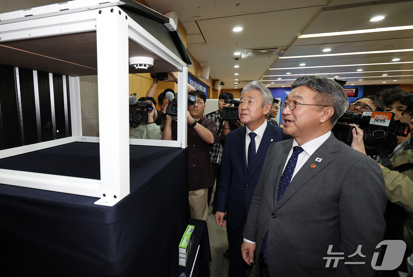 (서울=뉴스1) 박지혜 기자 = 윤호중 행정안전부 장관과 강호동 농협중앙회 회장이 13일 서울 서대문구 농협중앙회 중회의실에서 열린 '국민 화재안심 프로젝트' 업무협약식에서 연기감 …