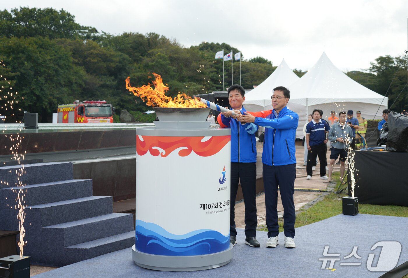 본문 이미지 -   13일 제주돌문화공원 하늘정원에서 제107회 전국체육대회를 밝힐 특별 성화가 채화됐다.(제주도 제공. 재판매 및 DB 금지)/뉴스1