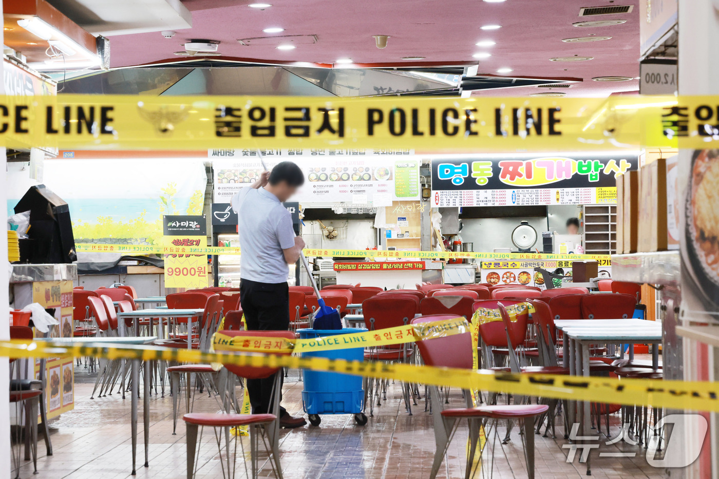 (인천=뉴스1) 이호윤 기자 = 13일 인천 남동구 홈플러스 푸드코트에서 흉기 난동 사건이 발생했다.경찰과 소방당국에 따르면 A씨가 휘두른 흉기에 1명이 심정지 상태에 빠지는 등 …