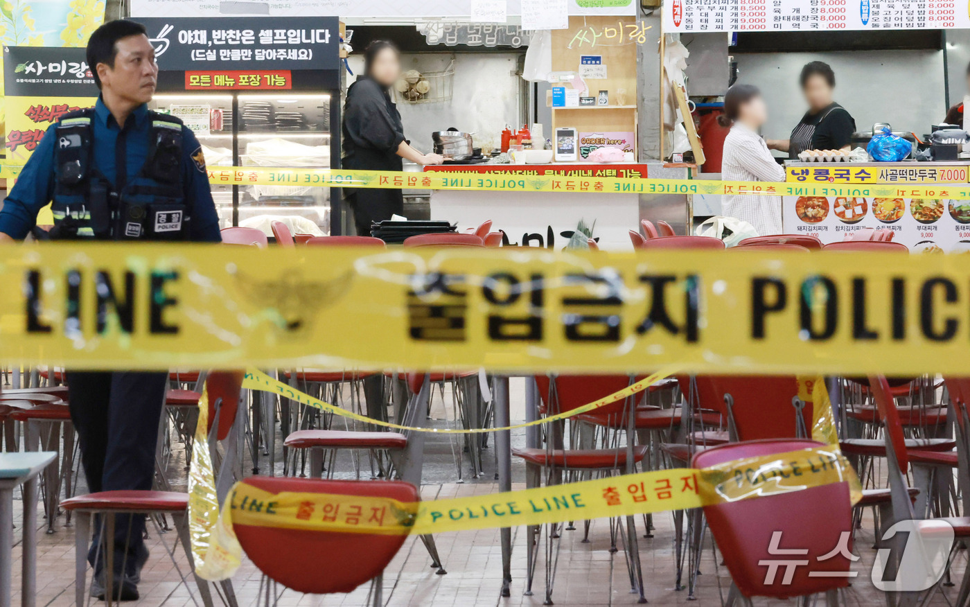 (인천=뉴스1) 이호윤 기자 = 13일 인천 남동구 홈플러스 푸드코트에서 흉기 난동 사건이 발생했다.경찰과 소방당국에 따르면 A씨가 휘두른 흉기에 1명이 심정지 상태에 빠지는 등 …