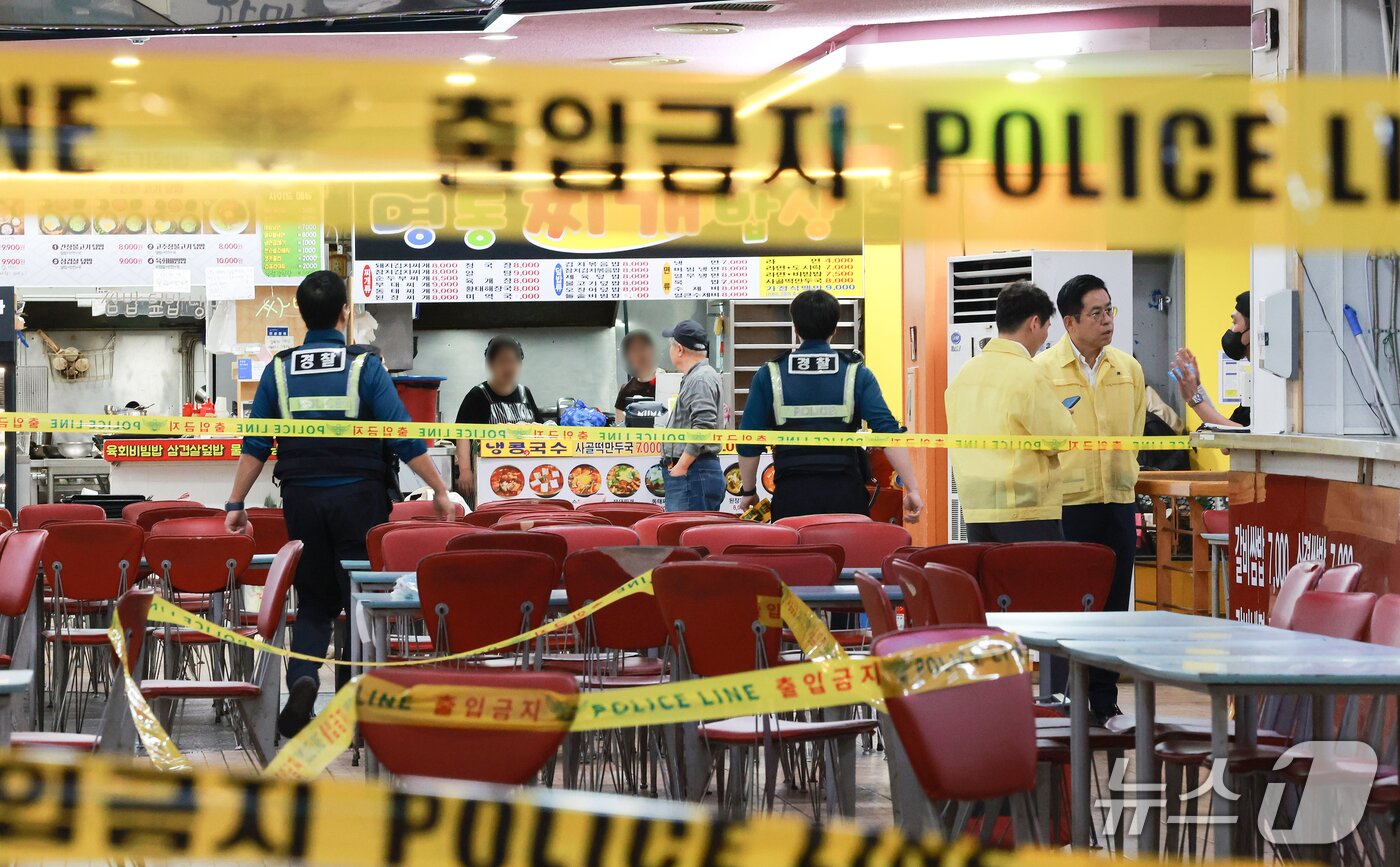 본문 이미지 - 13일 인천 남동구 홈플러스 푸드코트에서 흉기 난동 사건이 발생했다. 2026.10.13 ⓒ 뉴스1 이호윤 기자