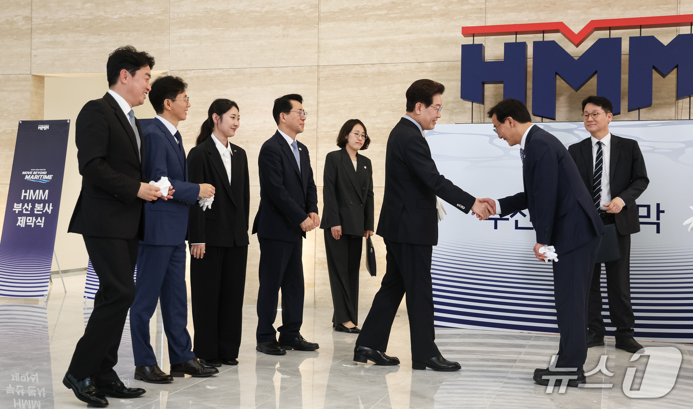 (부산=뉴스1) 허경 기자 = 이재명 대통령이 13일 부산에서 열린 HMM본사 제막식에서 전재수 부산시장과 인사를 나누고 있다. 2026.10.13/뉴스1