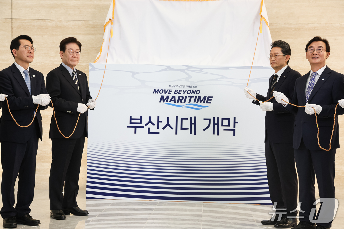 (부산=뉴스1) 허경 기자 = 이재명 대통령이 13일 부산에서 열린 HMM본사 제막식에서 현판 제막을 하고 있다.왼쪽부터 황종우 해양수산부 장관, 이 대통령, 최원혁 HMM 사장, …