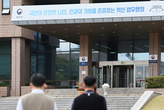 법무부 "외국인 노동자 가족 10명 초청해 건보 혜택? 사실 아냐"