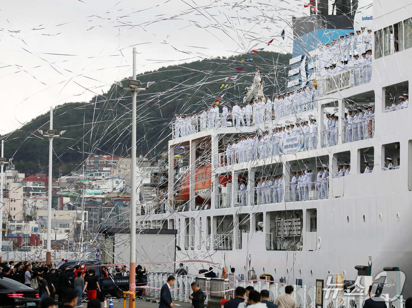 (부산=뉴스1) 윤일지 기자 = 13일 오후 부산 영도구 국립한국해양대학교 교내 실습선 부두에서 열린 2학기 실습선 원양항해 출항식에서 학생들이 가족과 지인들에게 색띠를 던지고 있 …