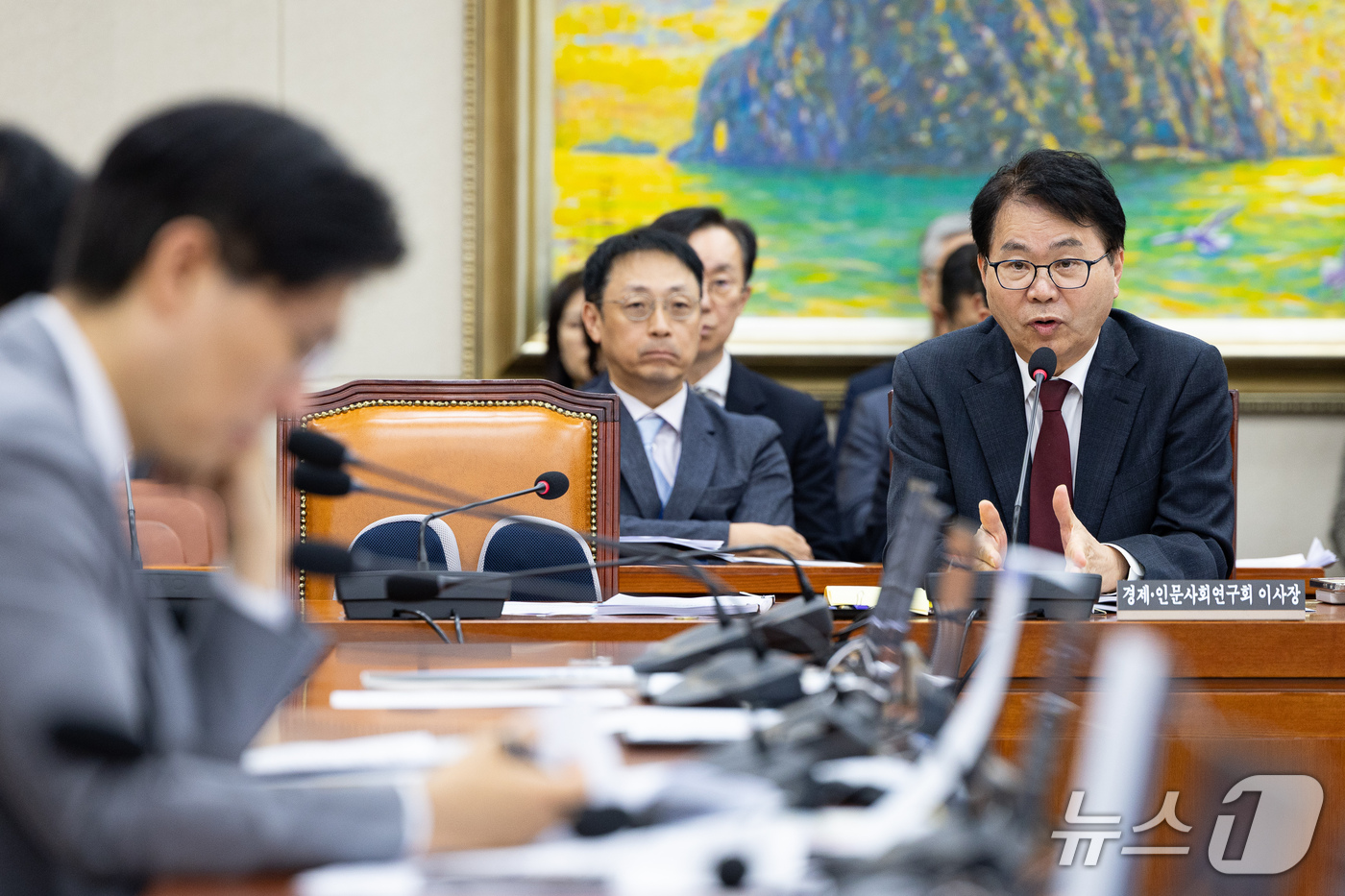(서울=뉴스1) 유승관 기자 = 이한주 경제·인문사회연구회 이사장이 13일 서울 여의도 국회에서 열린 정무위원회의 국무조정실 등에 대한 국정감사에 출석해 의원 질의에 답하고 있다. …