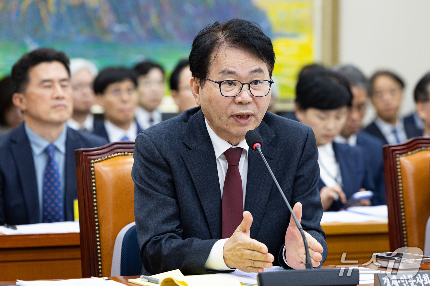 (서울=뉴스1) 유승관 기자 = 이한주 경제·인문사회연구회 이사장이 13일 서울 여의도 국회에서 열린 정무위원회의 국무조정실 등에 대한 국정감사에 출석해 의원 질의에 답하고 있다. …