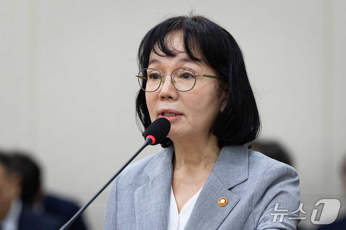 (서울=뉴스1) 유승관 기자 = 송경희 개인정보보호위원장이 13일 서울 여의도 국회에서 열린 정무위원회의 국무조정실 등에 대한 국정감사에 출석해 의원 질의에 답하고 있다. 2026 …