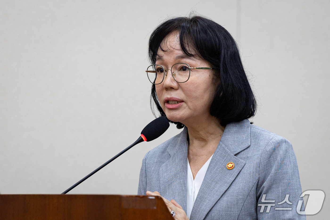 (서울=뉴스1) 유승관 기자 = 송경희 개인정보보호위원장이 13일 서울 여의도 국회에서 열린 정무위원회의 국무조정실 등에 대한 국정감사에 출석해 의원 질의에 답하고 있다. 2026 …