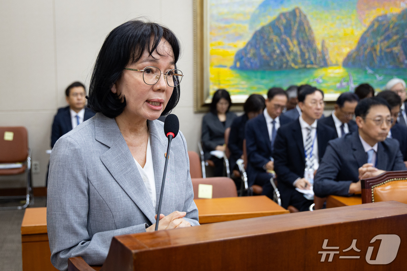 (서울=뉴스1) 유승관 기자 = 송경희 개인정보보호위원장이 13일 서울 여의도 국회에서 열린 정무위원회의 국무조정실 등에 대한 국정감사에 출석해 의원 질의에 답하고 있다. 2026 …
