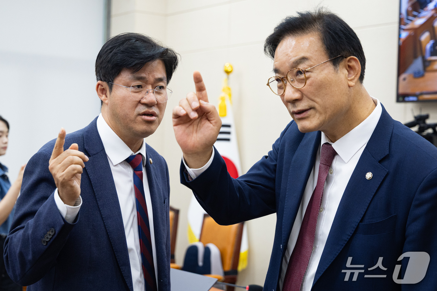 (서울=뉴스1) 유승관 기자 = 국회 정무위원회 더불어민주당 박상혁(왼쪽), 국민의힘 서일준 간사가 13일 서울 여의도 국회에서 열린 정무위원회의 국무조정실 등에 대한 국정감사에서 …