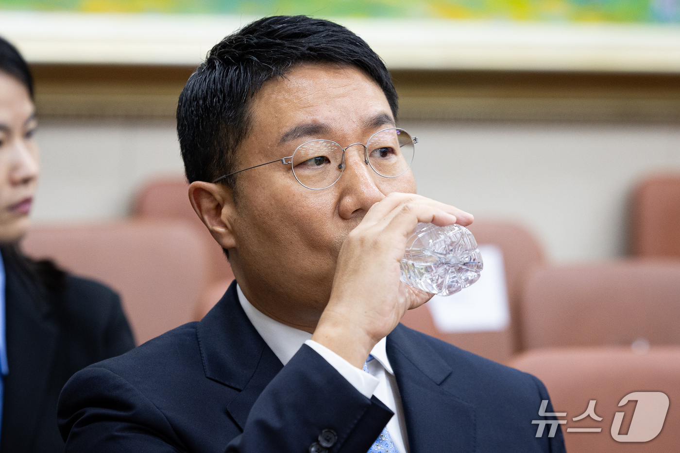 (서울=뉴스1) 유승관 기자 = 윤구 구글코리아 대표가 13일 서울 여의도 국회에서 열린 정무위원회의 국무조정실 등에 대한 국정감사에 증인으로 출석해 물을 마시고 있다. 2026. …