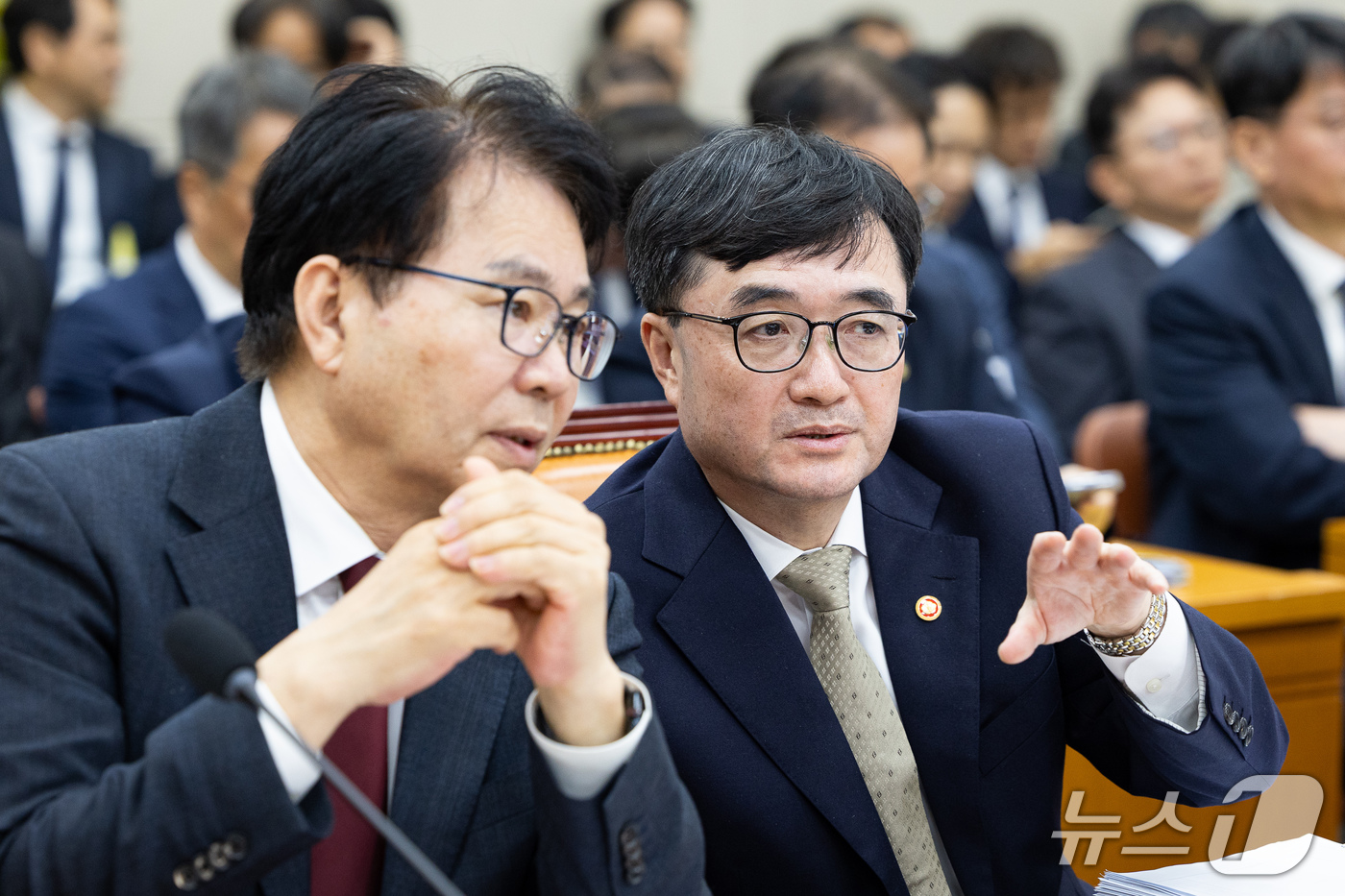 (서울=뉴스1) 유승관 기자 = 임기근 국무조정실장(오른쪽)과 이한주 경제·인문사회연구회 이사장이 13일 서울 여의도 국회에서 열린 정무위원회의 국무조정실 등에 대한 국정감사에 출 …