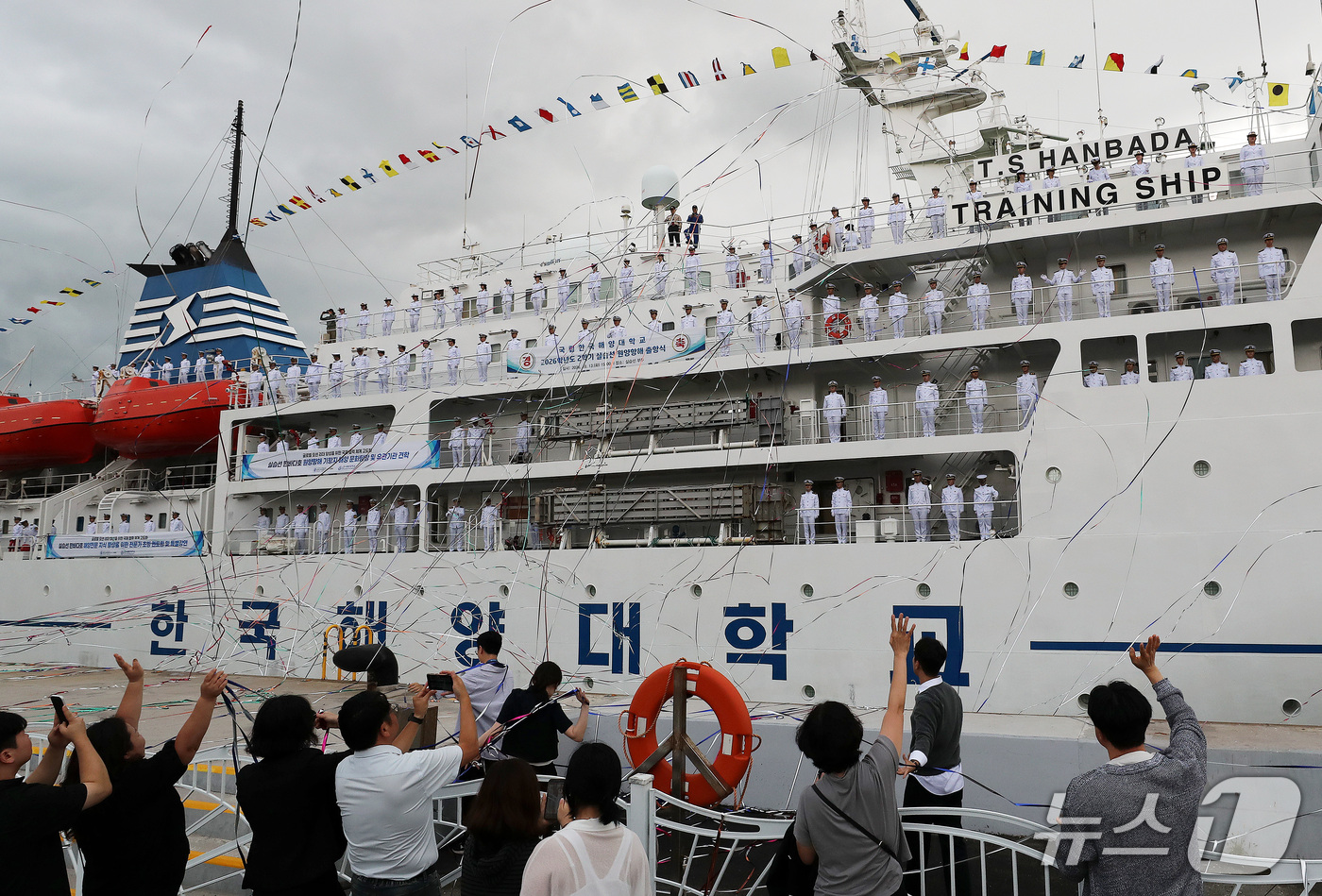 (부산=뉴스1) 윤일지 기자 = 13일 오후 부산 영도구 국립한국해양대학교 교내 실습선 부두에서 열린 2학기 실습선 원양항해 출항식에서 실습생 가족 등이 손을 흔들고 있다.한국해양 …