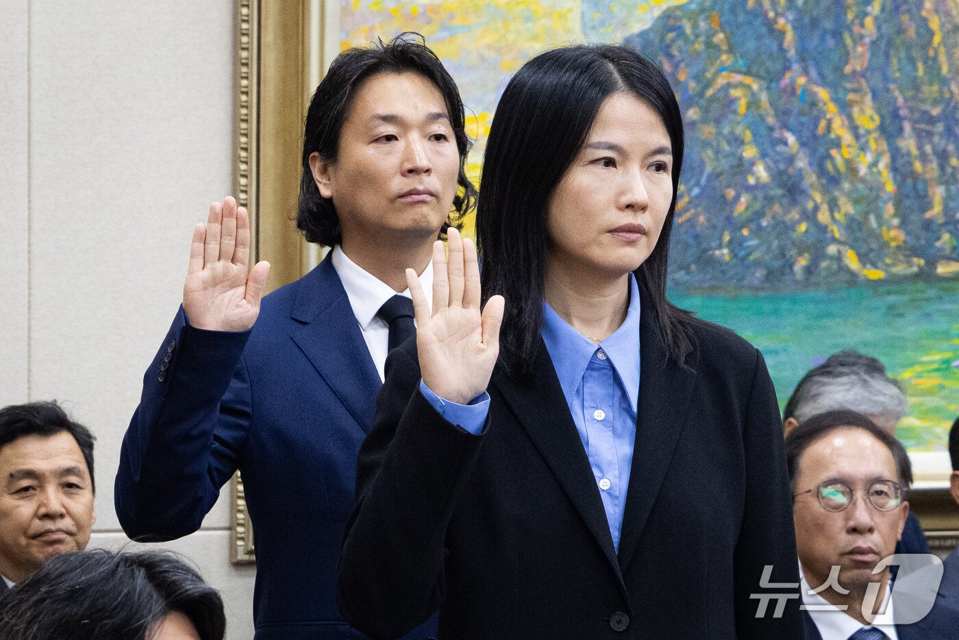 본문 이미지 - 최주희 티빙 대표가 13일 서울 여의도 국회에서 열린 정무위원회의 국무조정실 등에 대한 국정감사에 일반증인으로 출석해 선서하고 있다. 왼쪽은 홍승일 힐링페이퍼(강남언니) 대표. 2026.10.13 ⓒ 뉴스1 유승관 기자
