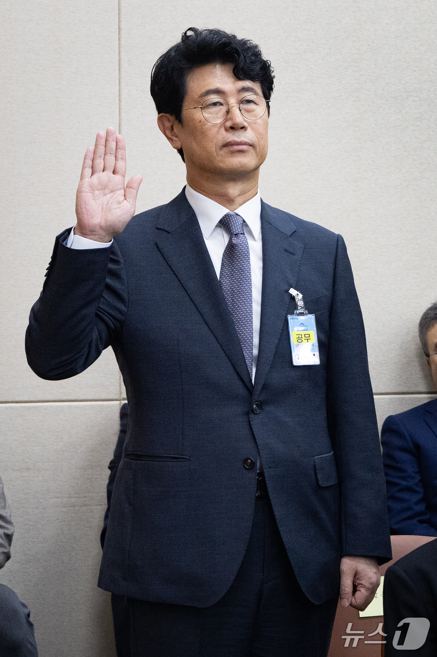 (서울=뉴스1) 유승관 기자 = 이상운 KT CISO가 13일 서울 여의도 국회에서 열린 정무위원회의 국무조정실 등에 대한 국정감사에 일반증인으로 출석해 선서하고 있다. 2026. …