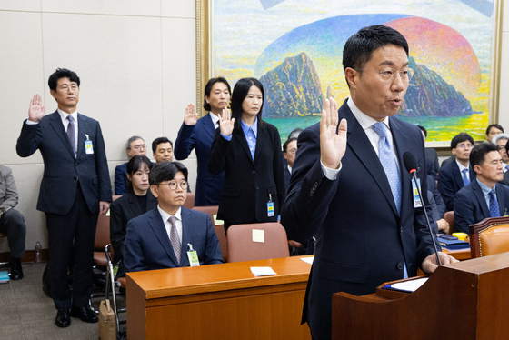 [국감] 정무위 국정감사 증인선서하는 윤구 구글코리아 대표