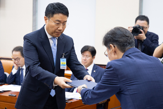 [국감] 증인 선서문 전달하는 윤구 구글코리아 대표