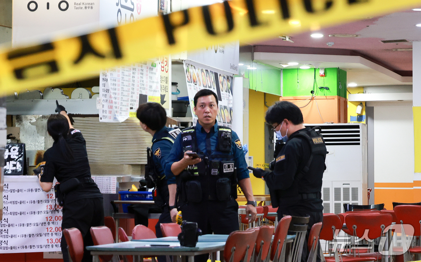 (인천=뉴스1) 이호윤 기자 = 13일 인천 남동구 홈플러스 푸드코트에서 흉기 난동 사건이 발생했다.경찰과 소방당국에 따르면 A씨가 휘두른 흉기에 1명이 심정지 상태에 빠지는 등 …