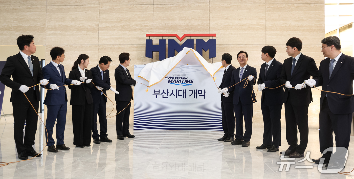 (부산=뉴스1) 허경 기자 = 이재명 대통령과 황종우 해양수산부 장관, 최원혁 HMM 사장을 비롯한 참석자들이 13일 부산에서 열린 HMM본사 제막식에서 현판 제막을 하고 있다. …