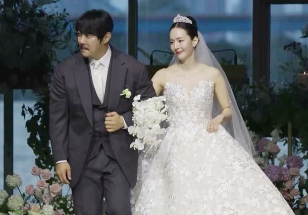 KCM♥방예원, 15년만에 올린 결혼식서 눈물 "앞으로 함께 늙어가자"