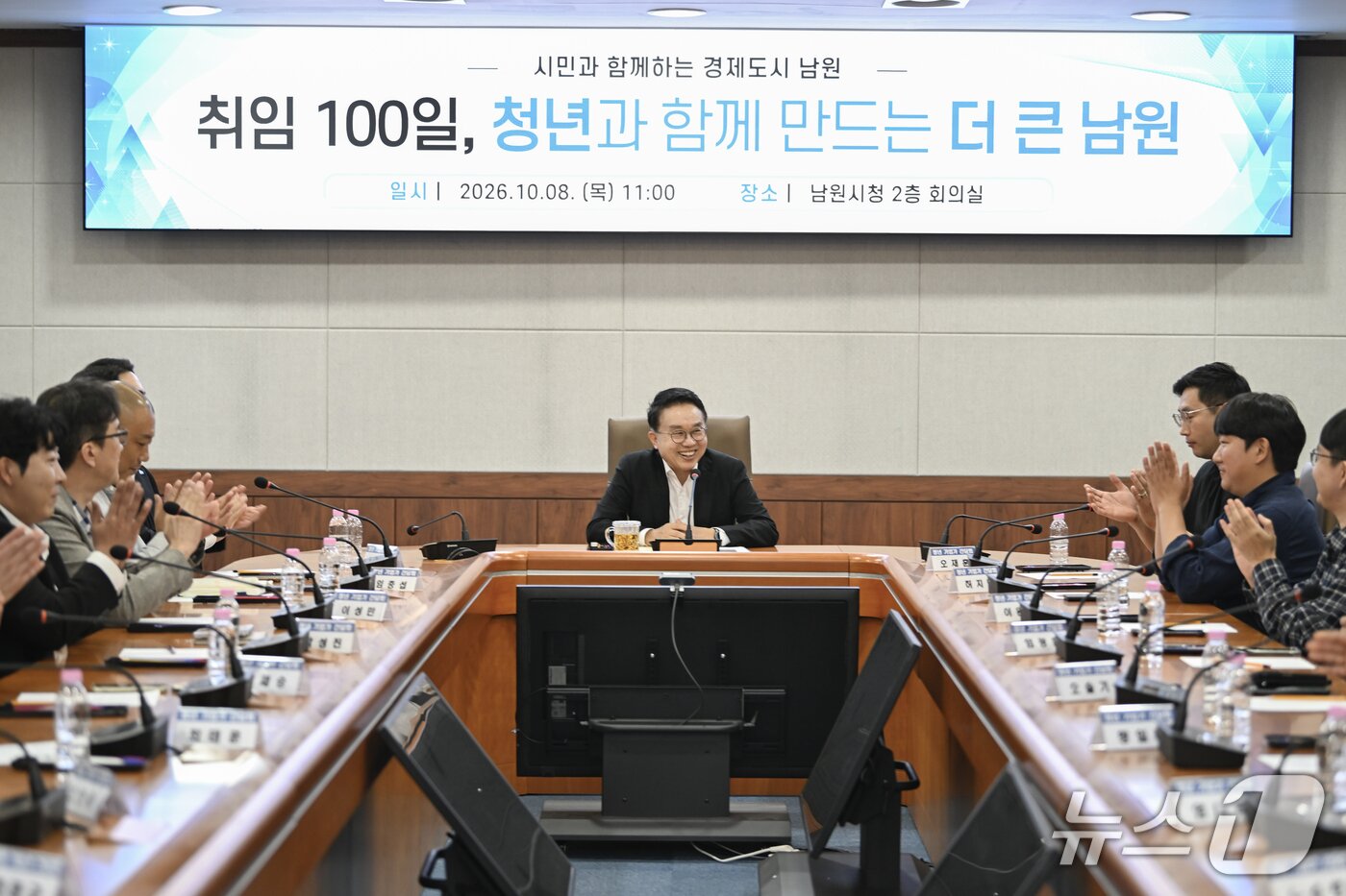 본문 이미지 - 양충모 전북 남원시장이 청년 기업가들의 애로사항을 적극 청취하고 있다.(남원시 제공. 재판매 및 DB 금지)/뉴스1 