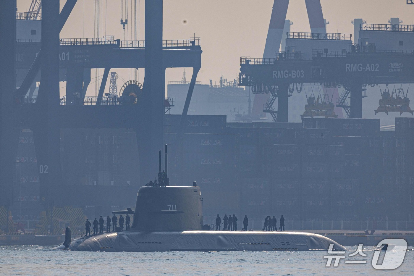 (가오슝 AFP=뉴스1) 김범수 기자 = 13일 대만 가오슝항에서 대만이 자체 개발한 첫 잠수함 '하이쿤'(SS-711)이 24번째 해상 시험을 위해 항해 중이다. 2026.10. …