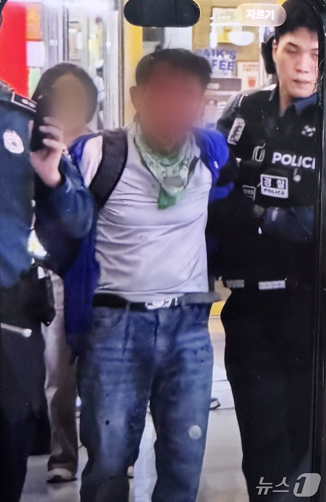(인천=뉴스1)  = 13일 오후 인천 남동구 홈플러스 푸드코트에서 50대 남성이 흉기 난동을 벌여 1명이 심정지 상태에 빠지는 등 마트 및 영화관 이용객 8명이 다쳤다. 사진은 …