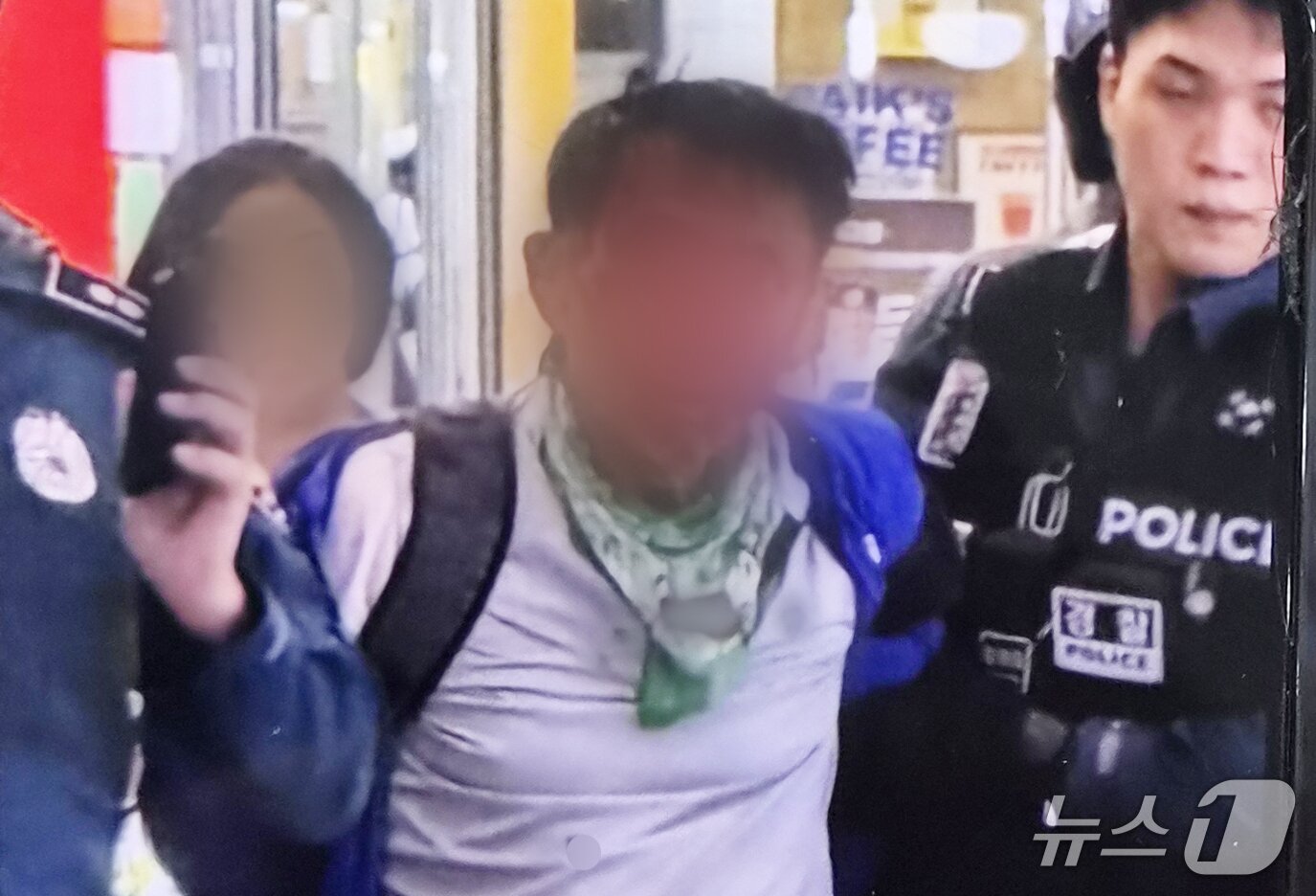본문 이미지 - 13일 오후 인천 남동구 홈플러스 푸드코트에서 50대 남성이 흉기 난동을 벌여 1명이 심정지 상태에 빠지는 등 마트 및 영화관 이용객 8명이 다쳤다. 사진은 경찰에 제압된 피의자 모습. (독자 제공. 재판매 및 DB 금지) 2026.10.13 ⓒ 뉴스1