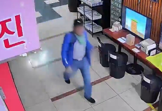 양손에 흉기 묶은 남성에 혼비백산…인천 난동 CCTV '참혹'