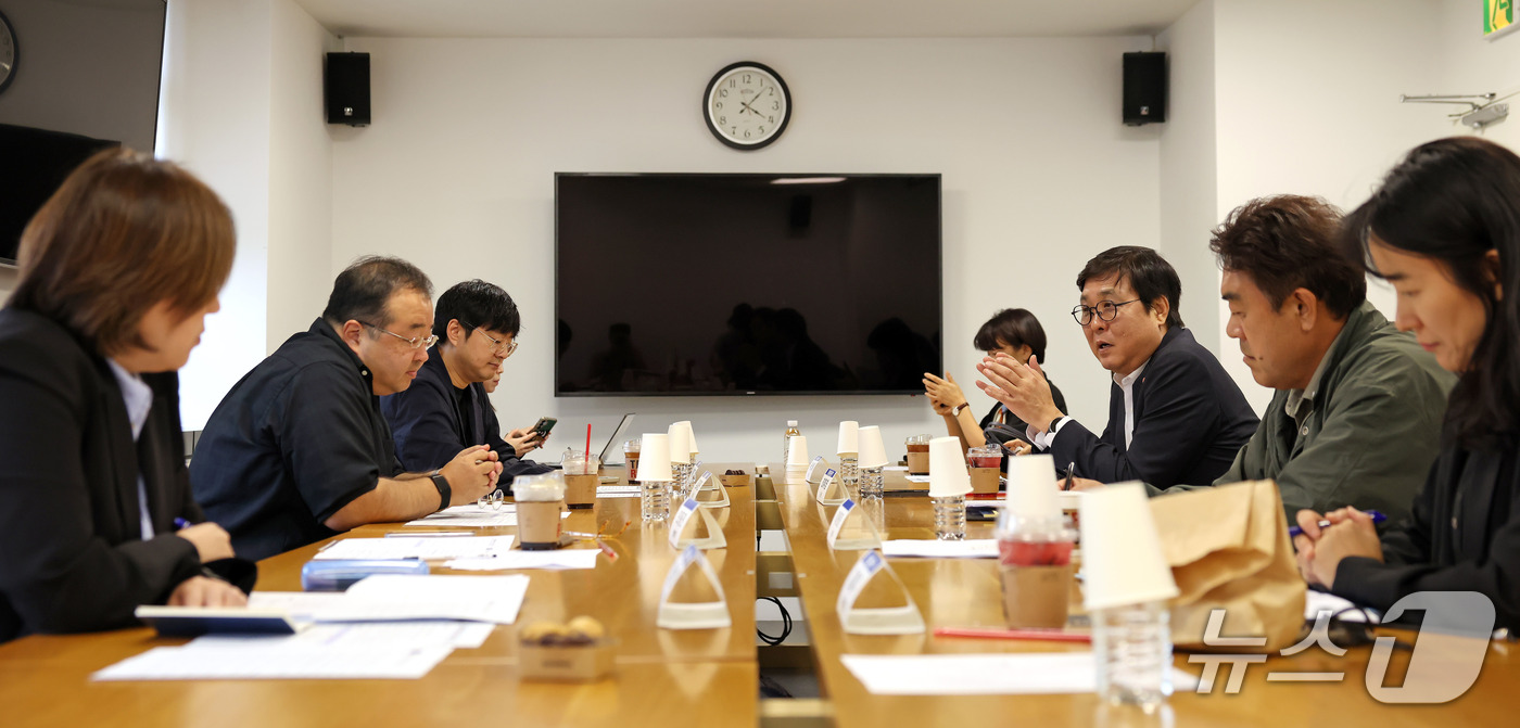 (서울=뉴스1) 최지환 기자 = 최휘영 문화체육관광부 장관이 13일 서울 종로구 국립현대미술관 서울관에서 문화예술정책자문위원회 영화 분과 4차 회의를 주재하고 있다. (문화체육관광 …