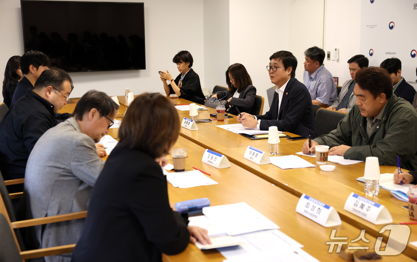(서울=뉴스1) 최지환 기자 = 최휘영 문화체육관광부 장관이 13일 서울 종로구 국립현대미술관 서울관에서 문화예술정책자문위원회 영화 분과 4차 회의를 주재하고 있다. (문화체육관광 …