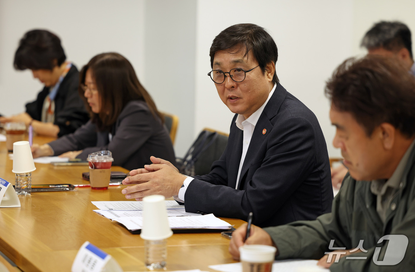(서울=뉴스1) 최지환 기자 = 최휘영 문화체육관광부 장관이 13일 서울 종로구 국립현대미술관 서울관에서 문화예술정책자문위원회 영화 분과 4차 회의를 주재하고 있다. (문화체육관광 …