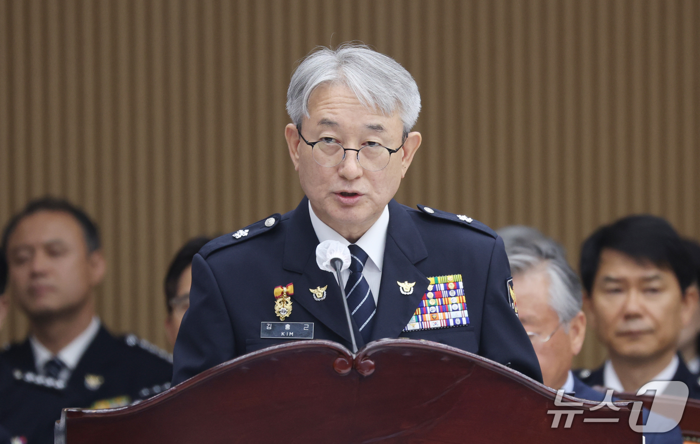 (수원=뉴스1) 김영운 기자 = 김홍근 경기남부경찰청장 직무대리가 13일 경기 수원시 장안구 경기남부경찰청에서 열린 국회 행정안전위원회의 경기남북부경찰에 대한 국정감사에서 업무 보 …