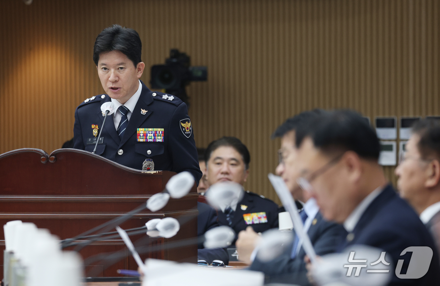 (수원=뉴스1) 김영운 기자 = 이승협 경기북부경찰청장이 13일 경기 수원시 장안구 경기남부경찰청에서 열린 국회 행정안전위원회의 경기남북부경찰에 대한 국정감사에서 업무 보고를 하고 …