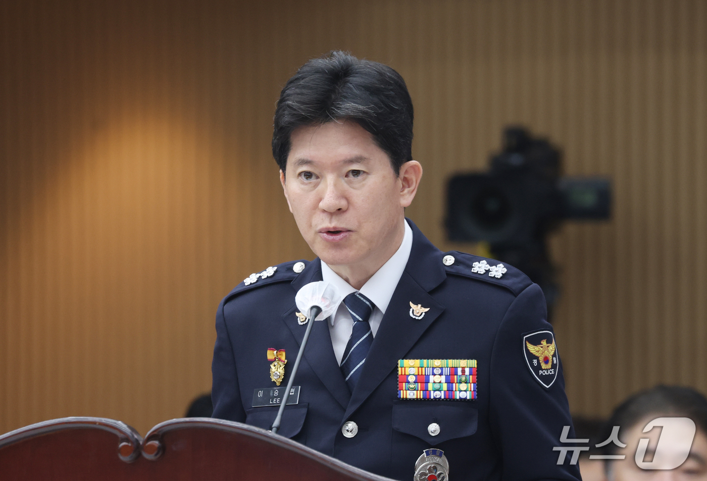 (수원=뉴스1) 김영운 기자 = 이승협 경기북부경찰청장이 13일 경기 수원시 장안구 경기남부경찰청에서 열린 국회 행정안전위원회의 경기남북부경찰에 대한 국정감사에서 업무 보고를 하고 …